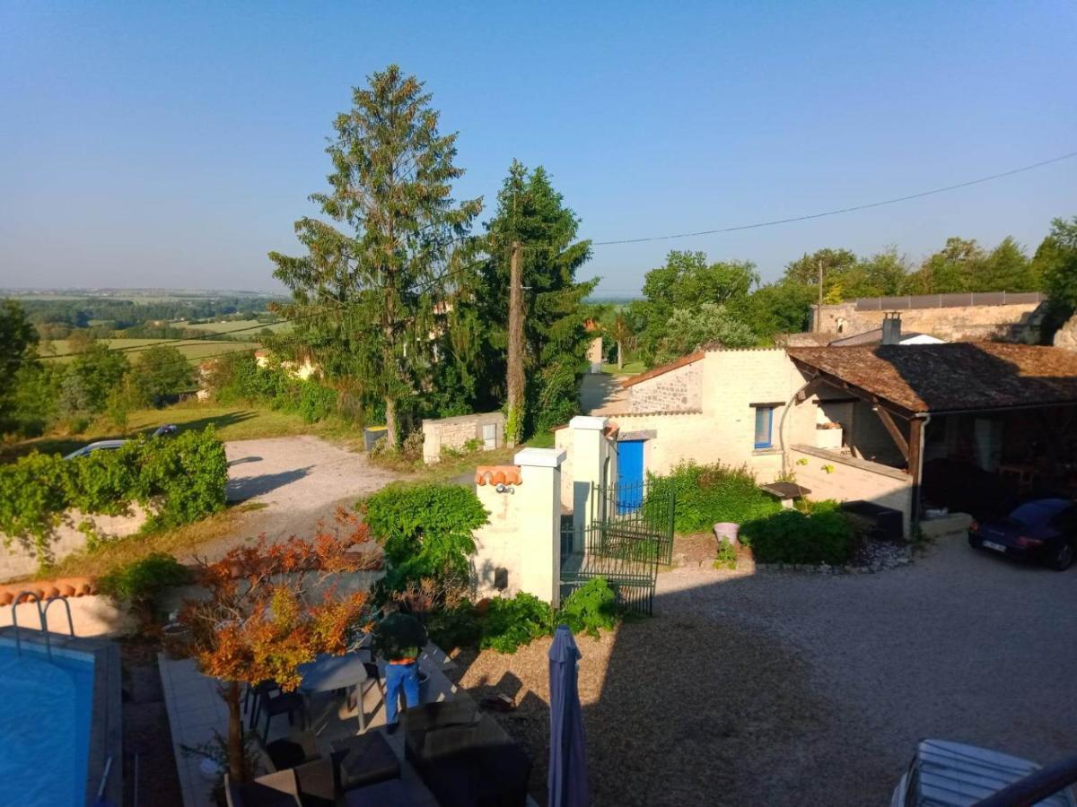 Manoir Le Cristal " Les Entrees Du Futuroscope A Petit Prix Bed & Breakfast Beaumont  Exterior photo
