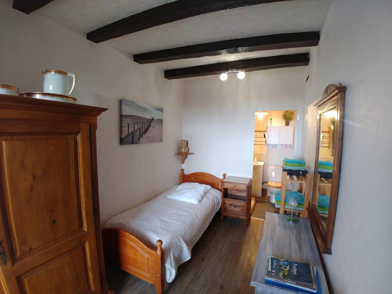 Manoir Le Cristal " Les Entrees Du Futuroscope A Petit Prix Bed & Breakfast Beaumont  Exterior photo